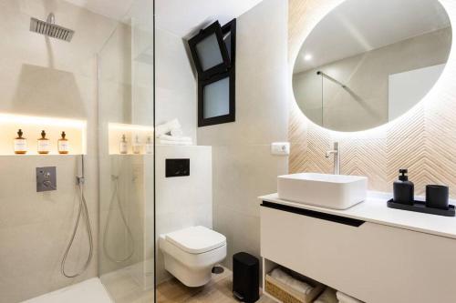 La salle de bains est pourvue de toilettes, d'un lavabo et d'un miroir. dans l'établissement Horizonte azul, à Santa Cruz de Tenerife
