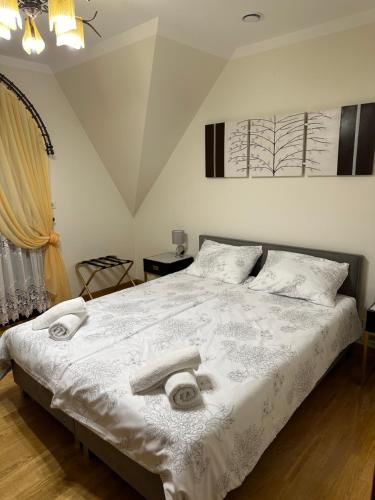 En eller flere senge i et værelse på Villa Sophie