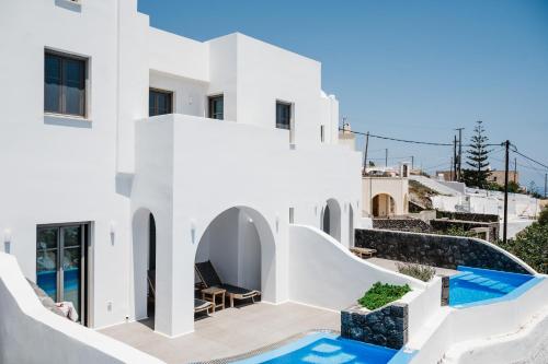 Bazén v ubytování Amphitrite Suites Santorini nebo v jeho okolí