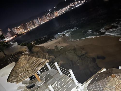a view of the beach at night at Torres Gemelas Suite VIP Frontal 607 in Acapulco