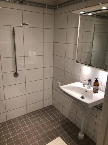 Et badeværelse på Lovely rental unit Larsberg, Lidingo