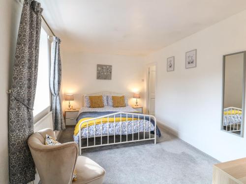 um quarto com uma cama e uma janela em Toad Cottage em Matlock