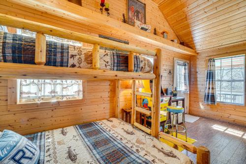 1 dormitorio con 2 literas en una cabaña de madera en Cozy Smoky Mountain River Camp with River Tubes!, en Walland