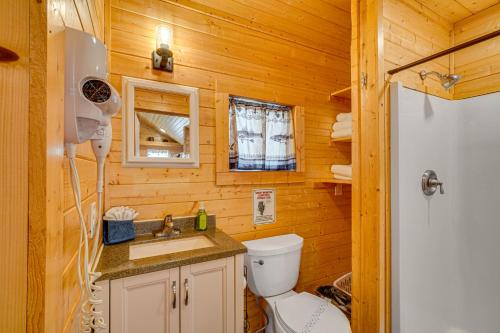 y baño con aseo y lavamanos. en Cozy Smoky Mountain River Camp with River Tubes!, en Walland