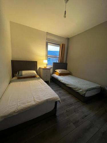מיטה או מיטות בחדר ב-Lovely 2 bedroom holiday home with free parking