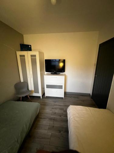 Μια τηλεόραση ή/και κέντρο ψυχαγωγίας στο Lovely 2 bedroom holiday home with free parking