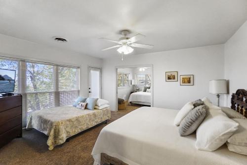 1 dormitorio con 2 camas y ventilador de techo en On Lake Retreats Family Gatherings Game Room Pets, en Whitney
