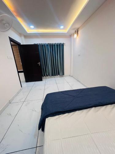 een kamer met een bed en een gordijn erin bij Wildvilla 1BHK in Sultan Bathery
