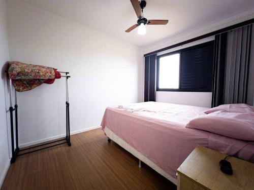 馬林加的住宿－Apto Novo Prox. Hosp. Paraná Wi-Fi Fibra - AZ401，一间卧室配有一张床和吊扇