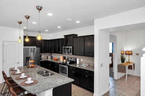 Oasis with Heated Pool Marvel and Nemo rooms Near Disney photo 8