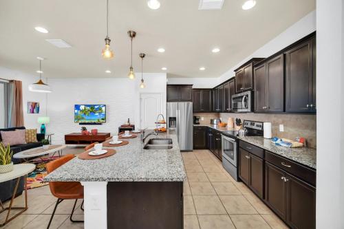 Oasis with Heated Pool Marvel and Nemo rooms Near Disney photo 26