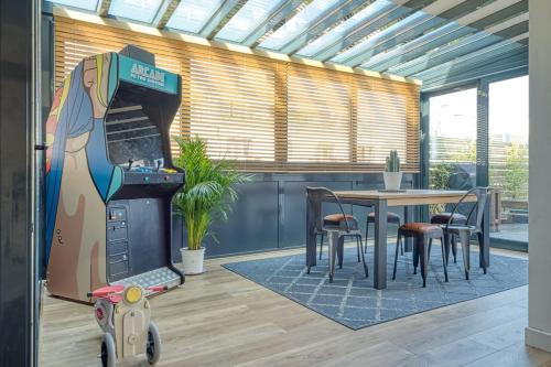 - un salon avec une table et un four à pizza dans l'établissement Appartement spacieux à Asnières-sur-Seine avec terrasse., à Asnières-sur-Seine