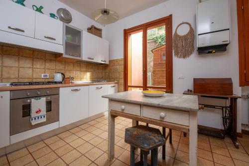 Η κουζίνα ή μικρή κουζίνα στο 229 - Casa di Magda - Moneglia, 5minuti a piedi dal mare e spiaggia - PARCHEGGIO PRIVATO INCLUSO