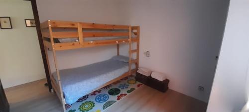 einen Blick über ein Schlafzimmer mit Etagenbetten in der Unterkunft Apartamento en el centro de Puigcerda in Puigcerdà