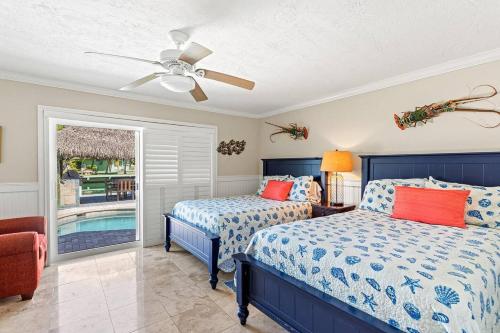 a bedroom with two beds and a window at Waterfront Pools and Cabana by Duck Keys Marathon in Marathon