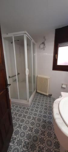 y baño con ducha acristalada y lavamanos. en Apartamento en el centro de Puigcerda, en Puigcerdà