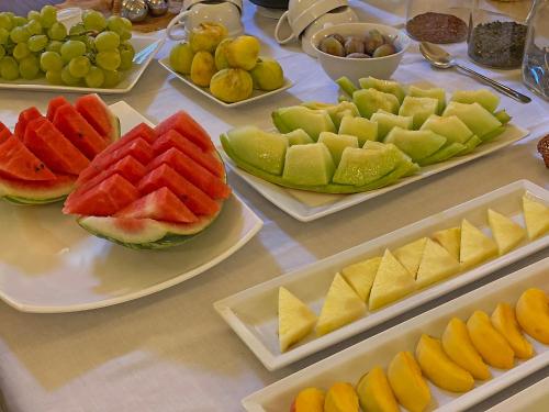 een tafel met borden fruit en kaas bij Masseria La Millenaria in San Foca