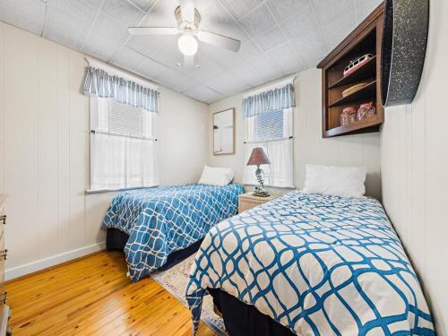 1 dormitorio con 2 camas y ventilador de techo en Traynor 1, en Beach Haven
