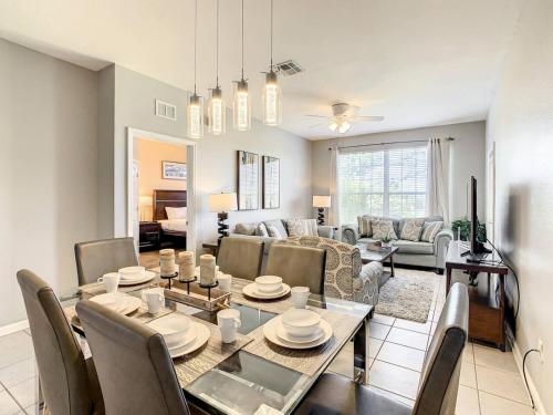 comedor y sala de estar con mesa y sillas en Windsor Hills Themed Condo, 2.5mi to Disney, en Orlando