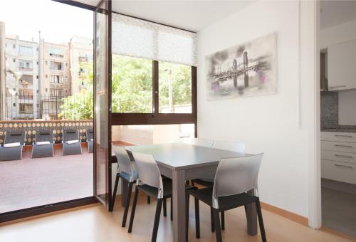 comedor con mesa y sillas en AB Marina Apartments, en Barcelona