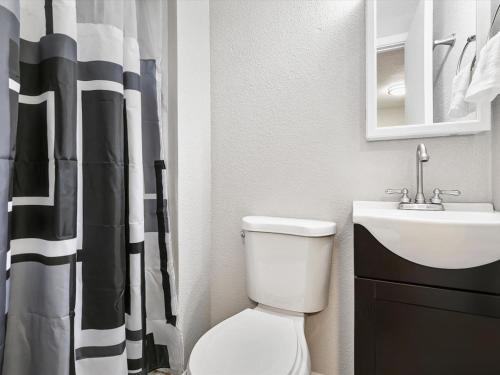 Bilik mandi di Charming Retro Property 8