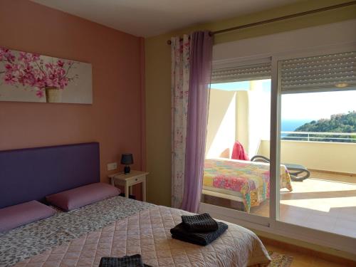 1 dormitorio con cama y vistas al océano en Balcon de Altea hills, en Altea