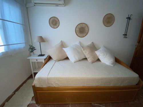 ウエルバにあるCONCEPCIÓN HOUSE HUELVA, pleno centro, GARAJE en el propio edificioの白いシーツと枕が備わったベッドのある寝室