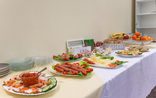 Primus Apartments في فيسوكو: طاولة عليها العديد من أطباق الطعام