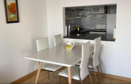 Kuchyň nebo kuchyňský kout v ubytování Apartamento 1ª linea de mar