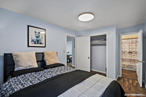 Un dormitorio con una cama grande en una habitación. en Arctic Fox Den - Westwood 6, en Anchorage