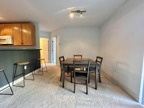 a kitchen and dining room with a table and chairs at Flexhome Third Ward 1BR J1 with Gym and Balcony - READ INFO in Milwaukee