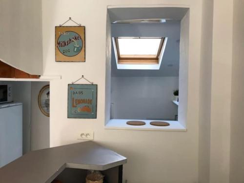 eine Küche mit einem Spiegel und einem Waschbecken mit Keksen in der Unterkunft Maison quartier plage refaite à neuf in Fécamp