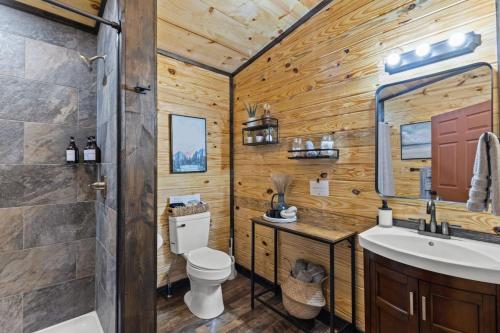 Koupelna v ubytování Private Cabin w King Bed and Private Hot Tub