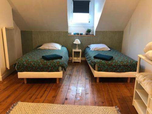 une chambre avec deux lits et une fenêtre dans l'établissement Maison quartier plage refaite à neuf, à Fécamp