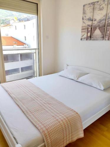 En eller flere senge i et værelse på Apartmani More