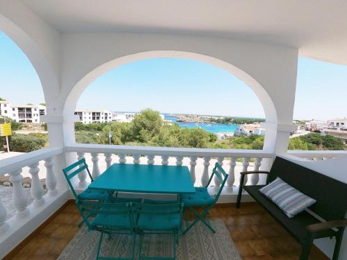 uma mesa e cadeiras numa varanda com vista para o oceano em Apartamento 107 Castell Sol CB em Arenal d'en Castell