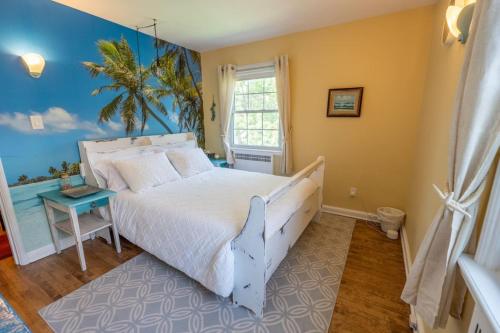 Un pat sau paturi într-o cameră la Cardinal Inn Beach Room