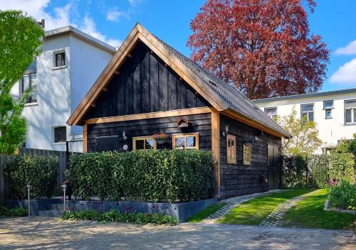 a house with a gambrel roof at Bed Op Steeg Vakantiehuis / Bed and Breakfast in De Steeg