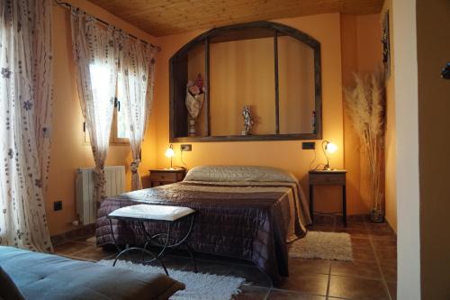 1 dormitorio con 2 camas y espejo en la pared en Rural La Parra Castril 2 madera en Castril