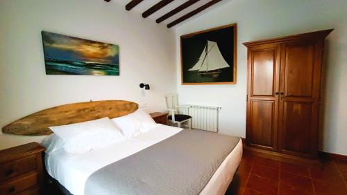 a bedroom with a bed with a surfboard on the wall at Posada Punta Liñera in San Vicente de la Barquera