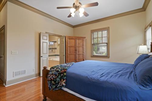 Schlafzimmer mit einem blauen Bett und einem Deckenventilator in der Unterkunft The Laurel Ridge Den in Big Canoe with hot tub in Marblehill