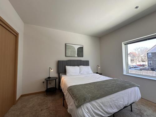 um quarto com uma cama grande e uma janela em Flexhome East Side 1BR R2 - Brady Fiserv Balcony - READ INFO em Milwaukee