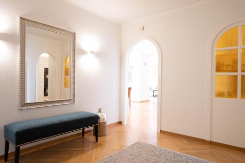 ein Wohnzimmer mit einer Bank und einem Spiegel in der Unterkunft Apartment Mariahalden in Weesen