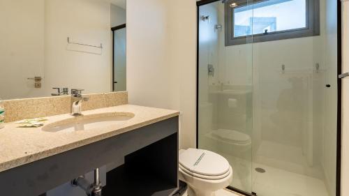 a bathroom with a sink and a toilet and a shower at Studio completo próx. estação Fradique Coutinho in Sao Paulo