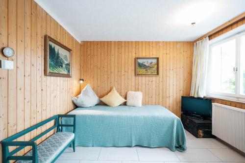 Un pat sau paturi într-o cameră la Apartment im Chalet Speer