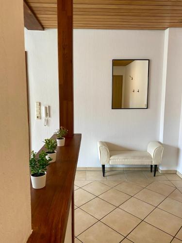 a living room with a bench and a mirror at Ferienwohnung Antonia in Rattelsdorf