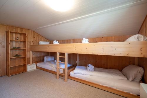 アムデンにあるChalet Sönderliのハウス内の二段ベッド2台が備わる部屋