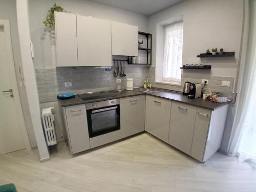Кухня или мини-кухня в La Brezza Home Sanremo
