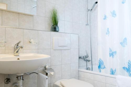 e bagno con lavandino, servizi igienici e doccia. di Apartment Grossgaden ad Amden
