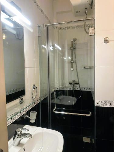 a bathroom with a sink and a shower at AWHILE CASA in Nuwara Eliya
